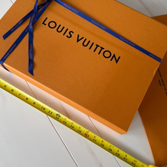 Louis Vuitton Neverfull Gift Set: Box, Shopping Bag, Dust Bag & Ribbon in Excell - Picture 3 of 5